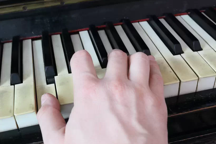 A right hand playing a C (DO) major chord