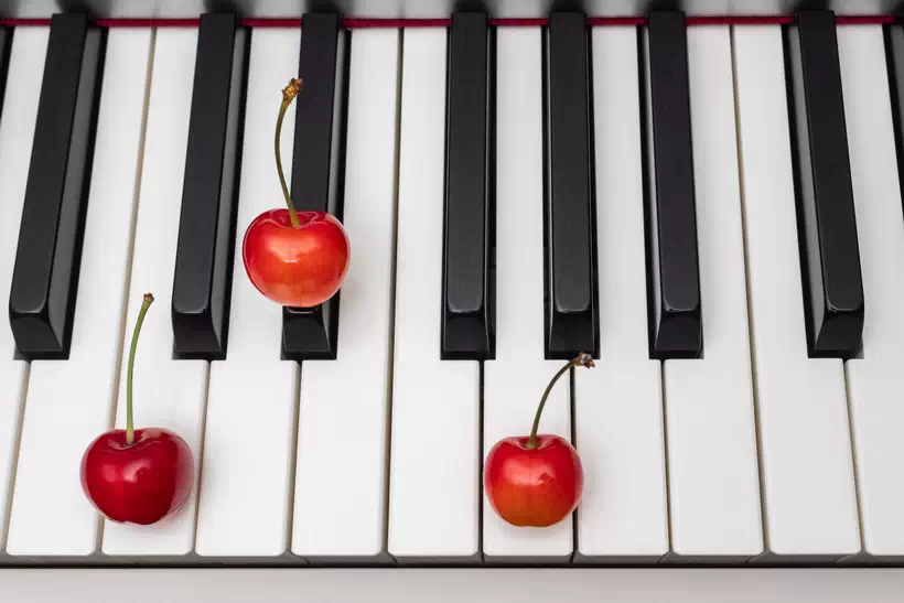 Piano chord Cm (C minor) shown by cherries